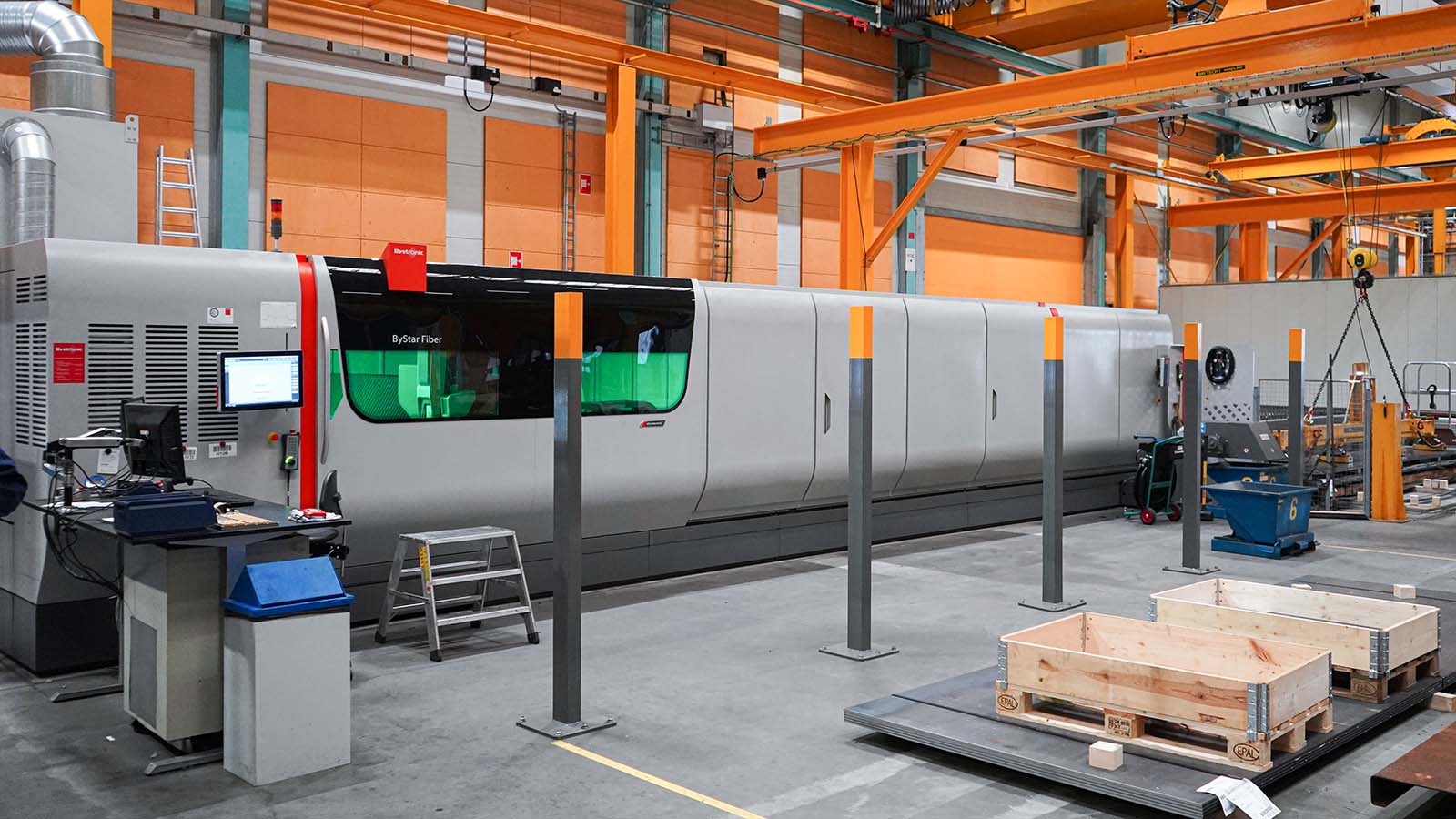 15 kW Fiberlaser mit 8 m Schneidetisch in der Produktionshalle in Langeskov