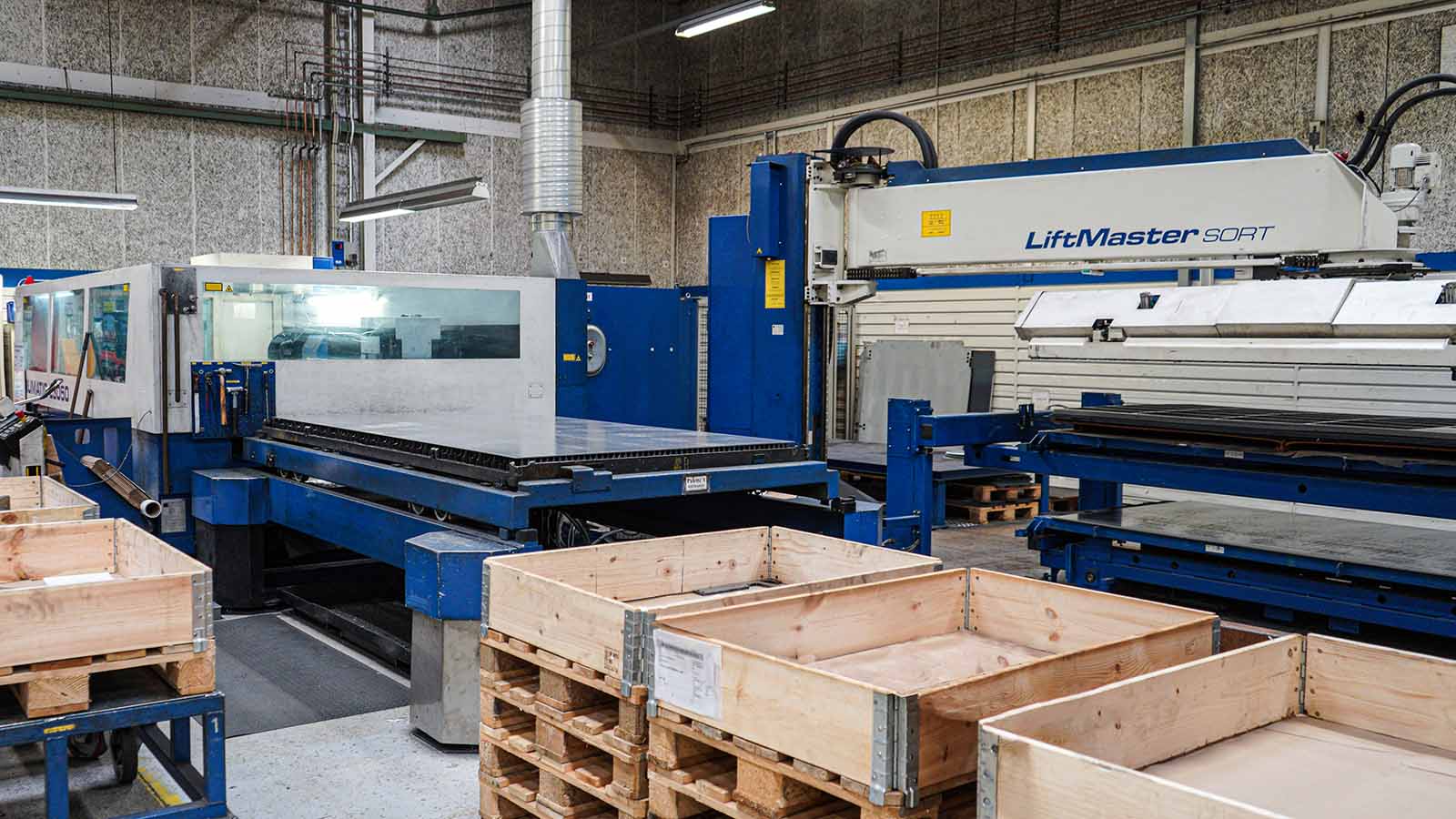 Laserschneidzelle mit LiftMaster in der Produktionshalle in Langeskov